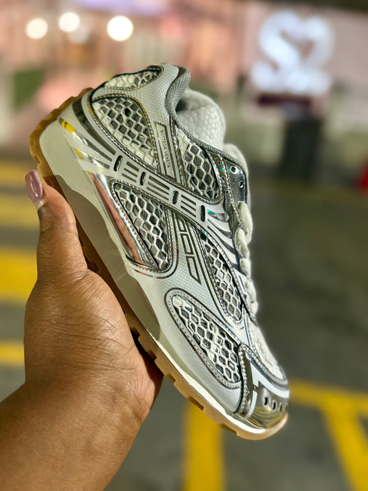 Silver/White Tega